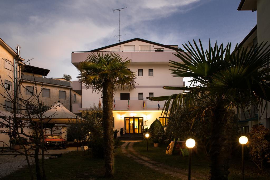 Albergo Ridente Лидо-ди-Езоло Экстерьер фото